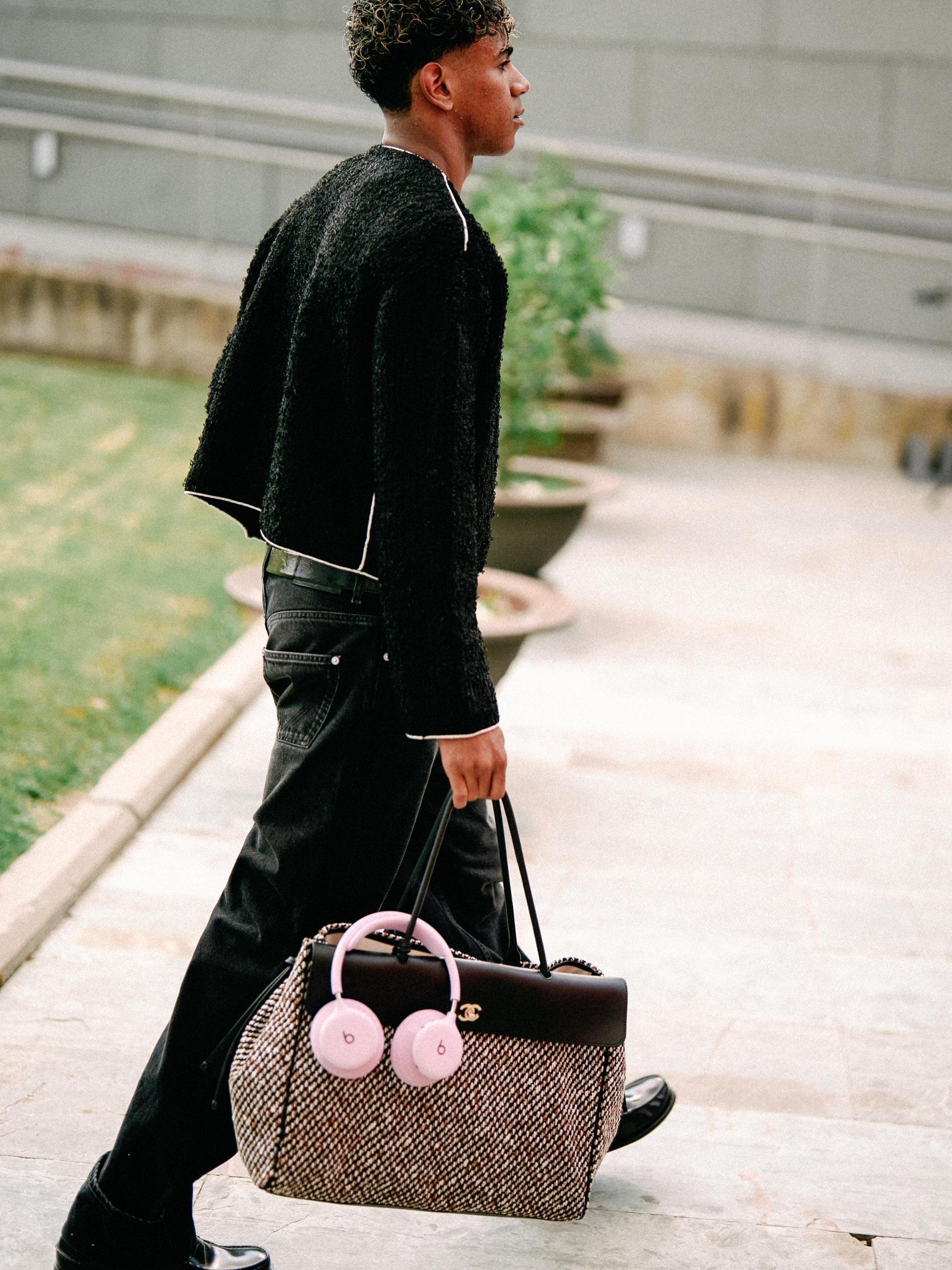 Lamine Yamal: Chanel Boy mang style “cháy phố” ngáng đường đại sứ Dior Mbappe
