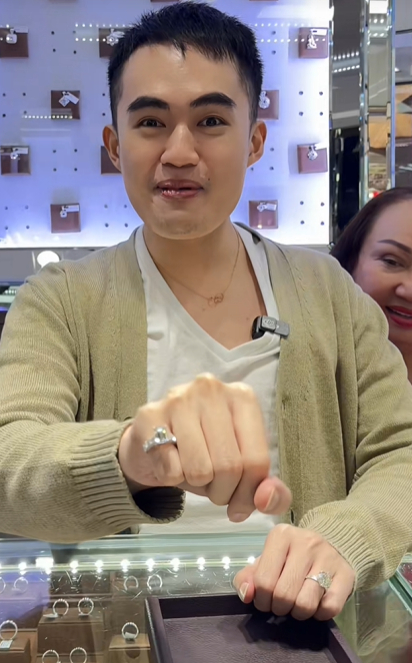 Loạt clip quay tại tiệm vàng Kim Lý của Tina Thảo Thi hiện vẫn đang được netizen tràn vào bình luận