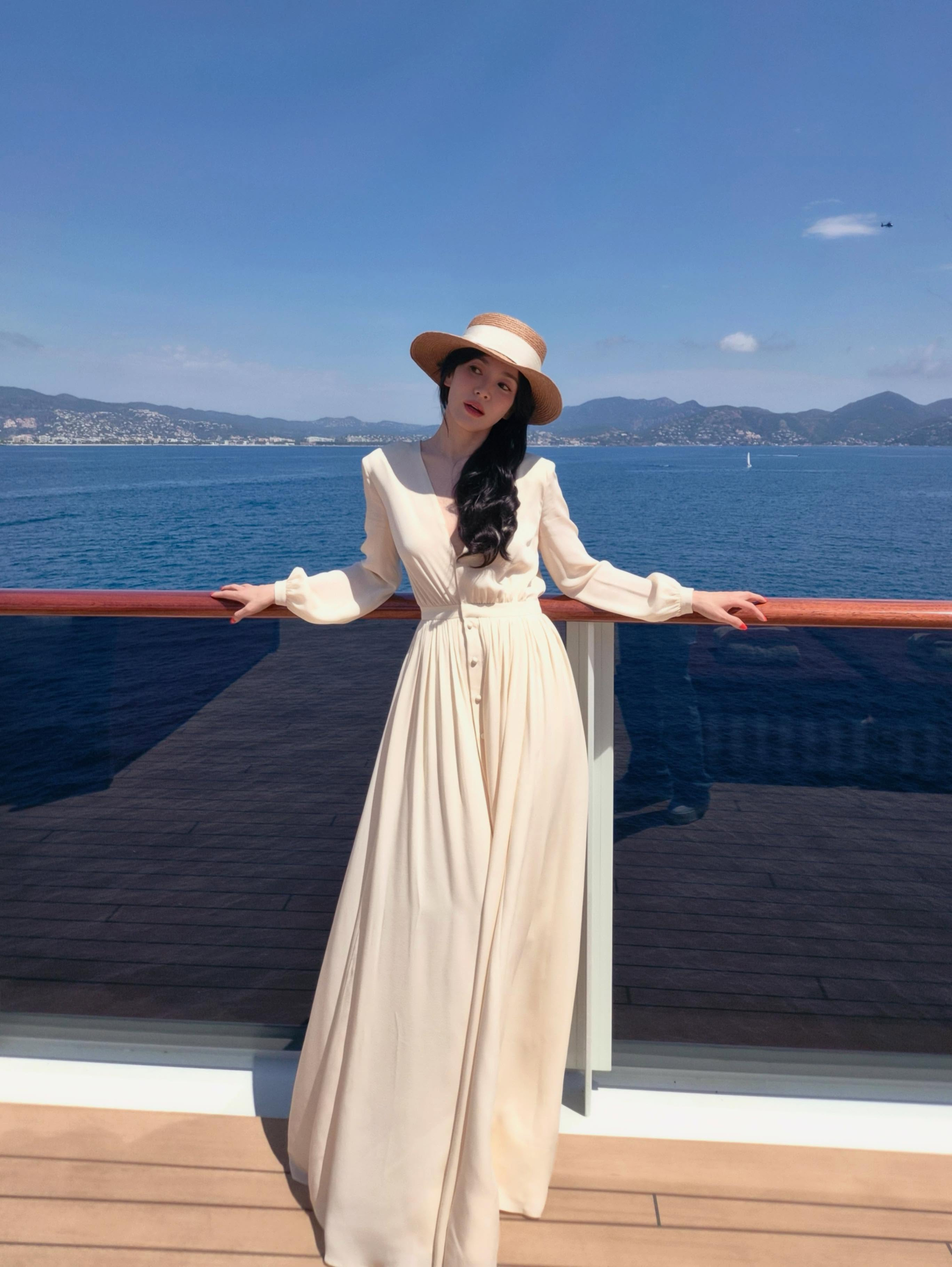 Ngoại lệ của showbiz: Mỹ nhân 45 tuổi vẫn đứng đỉnh nhan sắc, gái trẻ nhìn style còn phải cắp sách học theo