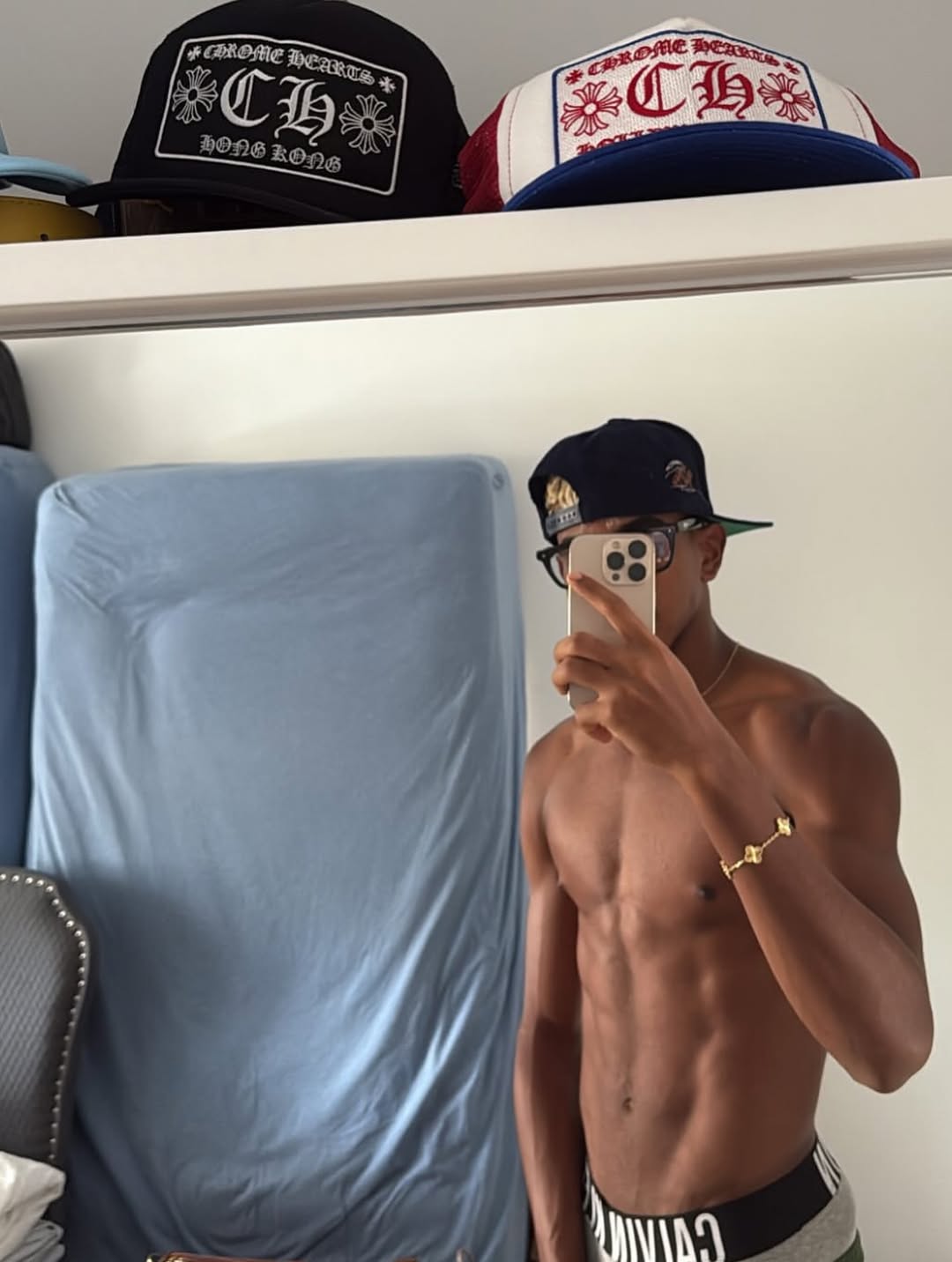Lamine Yamal: Chanel Boy mang style “cháy phố” ngáng đường đại sứ Dior Mbappe