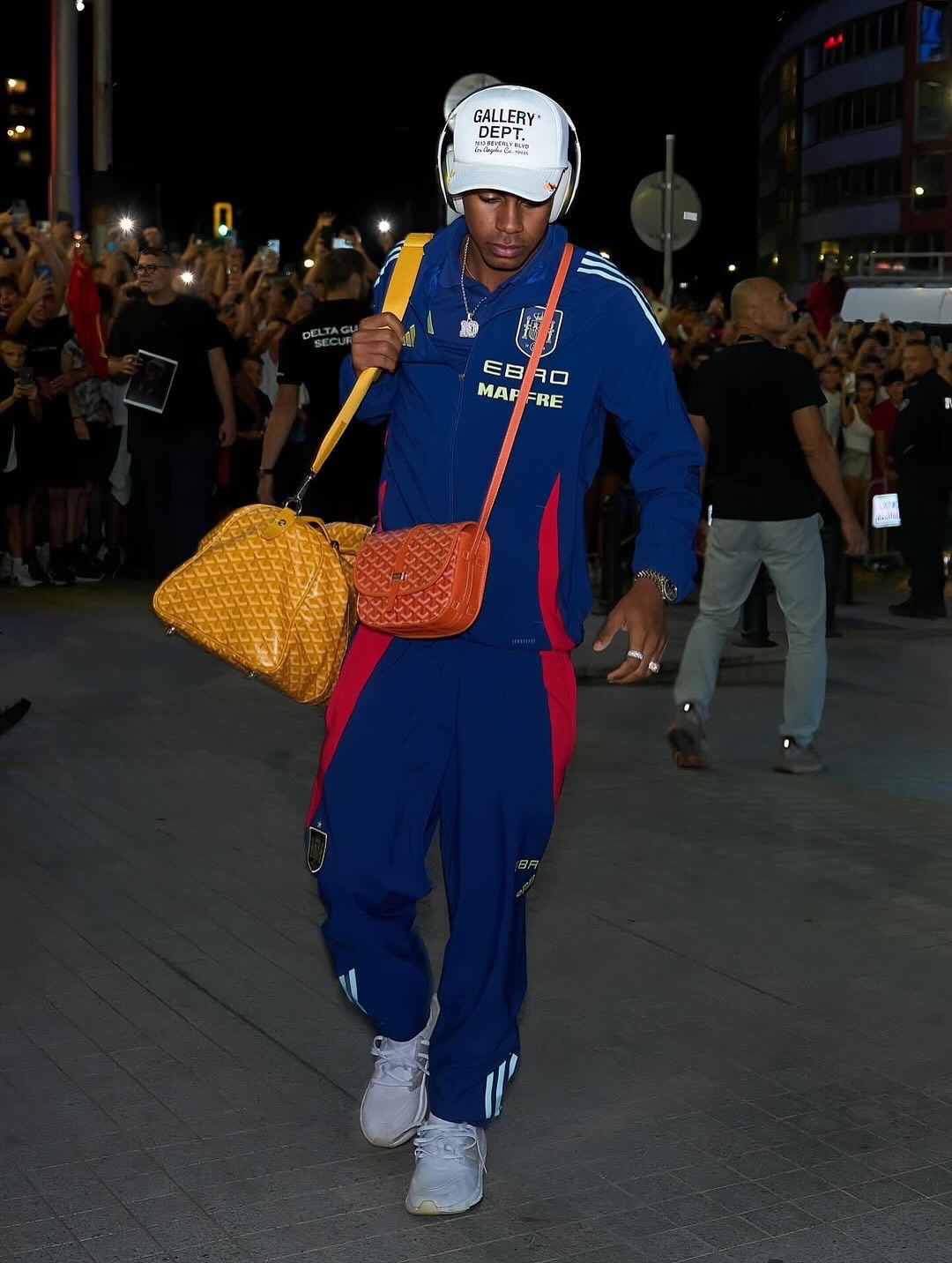 Lamine Yamal: Chanel Boy mang style “cháy phố” ngáng đường đại sứ Dior Mbappe