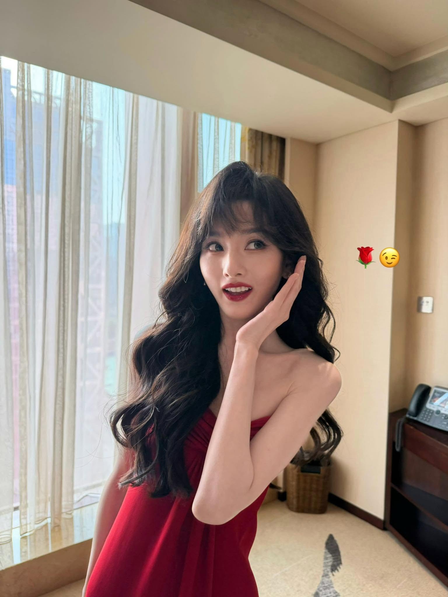 Mỹ nhân mắt to hơn miệng, lấp lánh như kim cương: Ăn mặc đẹp đến mức chẳng nỡ lướt qua