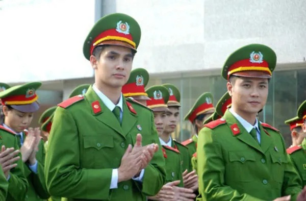 Mỹ nam Vbiz hot đến mức giám đốc VFC phải bay vào Sài Gòn mời đóng phim: Bad boy lãng tử càng nhìn càng cuốn