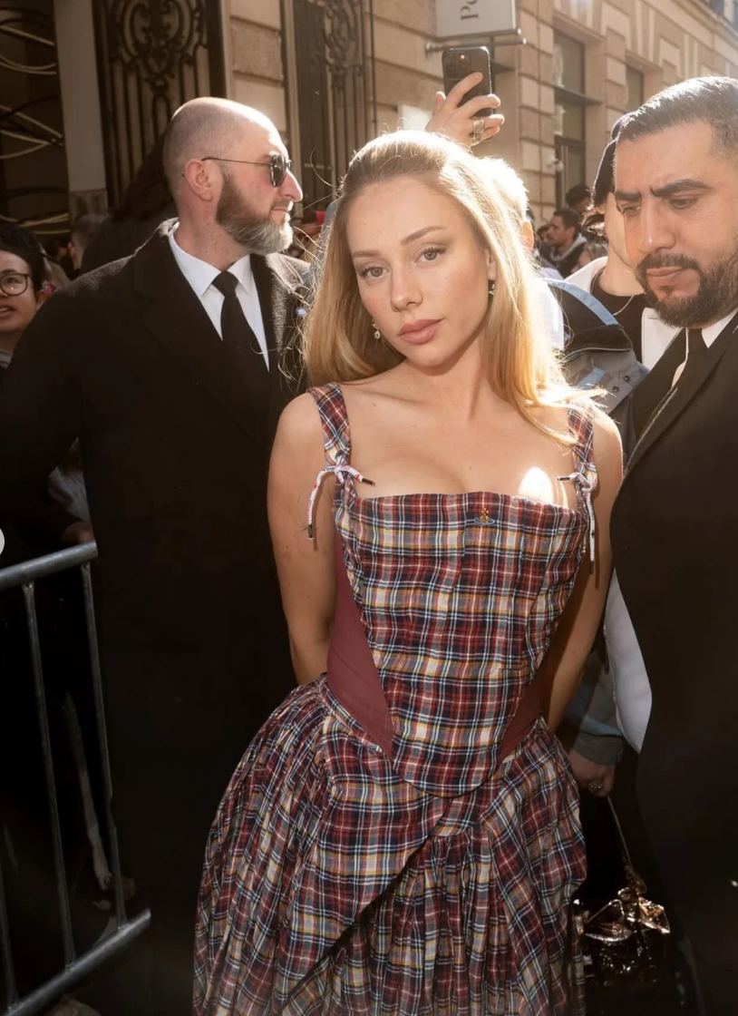 Người đẹp Tây Ban Nha xuất hiện tại Paris Fashion Week năm ngoái.