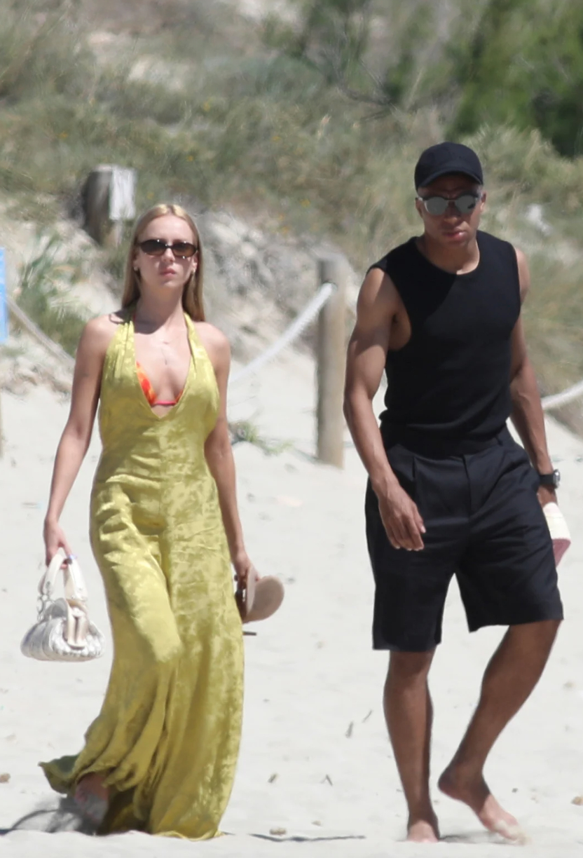 Bạn gái Mbappé là ai mà khiến cả làng mốt 