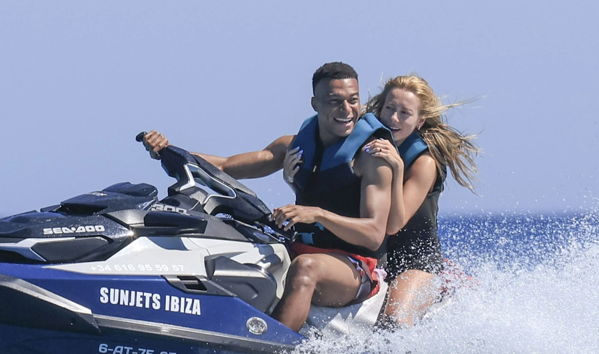  Ester và Mbappé xuất hiện trong nhiều khoảnh khắc tình tứ được cánh săn ảnh ghi lại.
