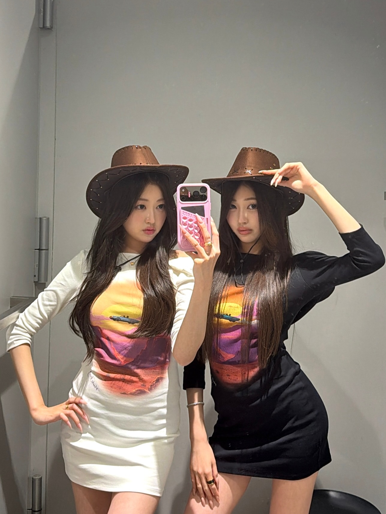 Cặp song sinh gây sốt Nhật Bản: Đẹp từ visual đến style, bố mẹ flex cả đời cũng được