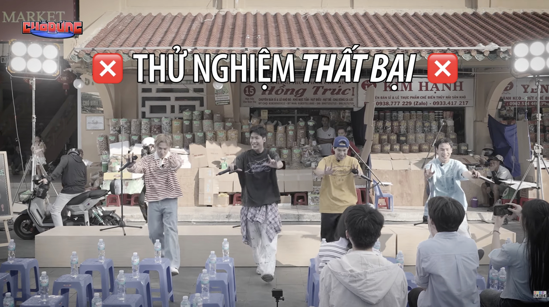 Dù không thu hút được nhiều khán giả, các thành viên vẫn biểu diễn nhiệt tình và nghiêm túc