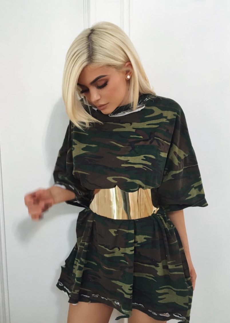 Khi kết hợp cùng những bộ váy ôm sát và mái tóc liên tục thay đổi, Kylie đã tạo nên hình mẫu