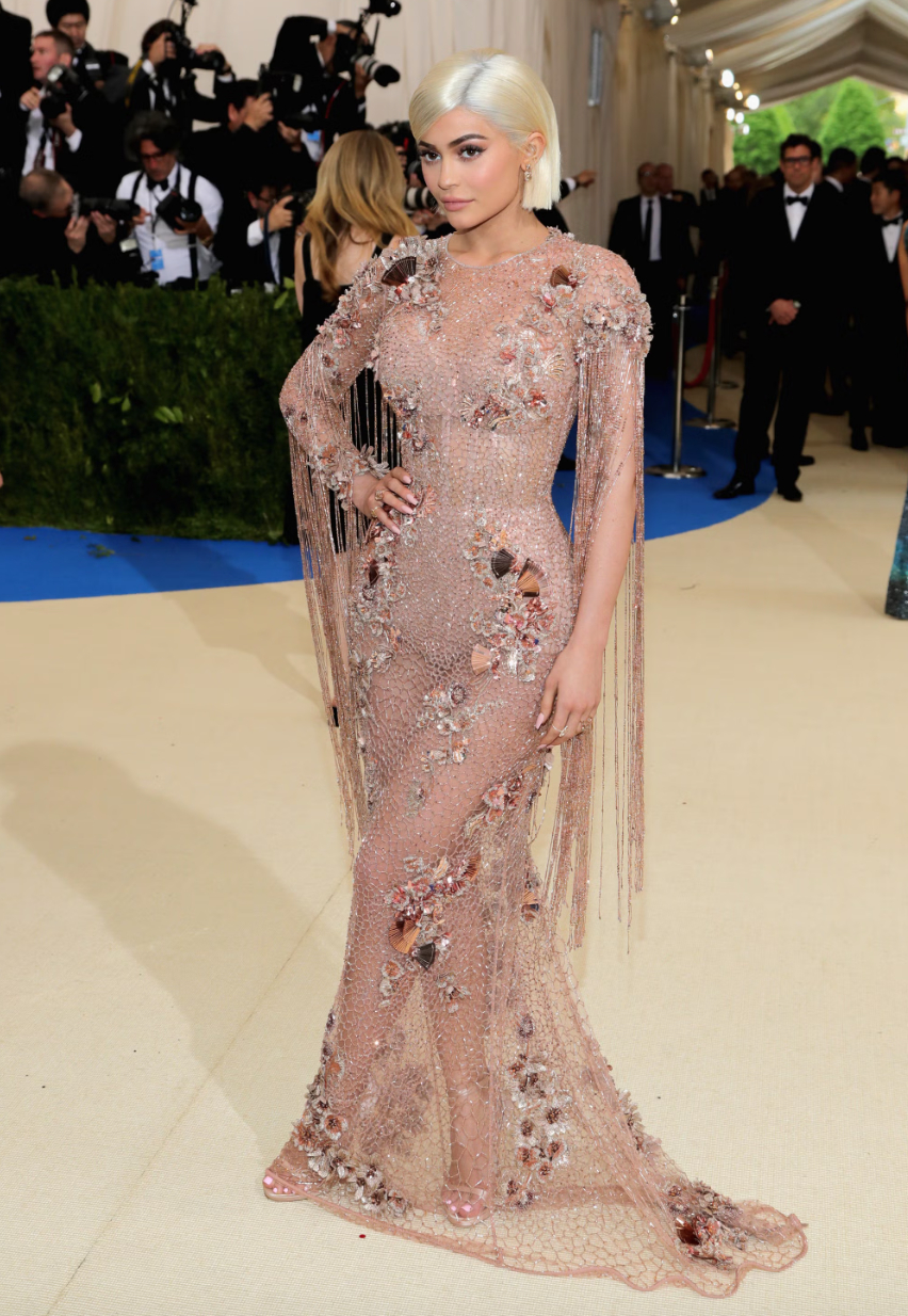 Cô cũng từng diện mái tóc bob phiên bản bạch kim tại Met Gala 2017.