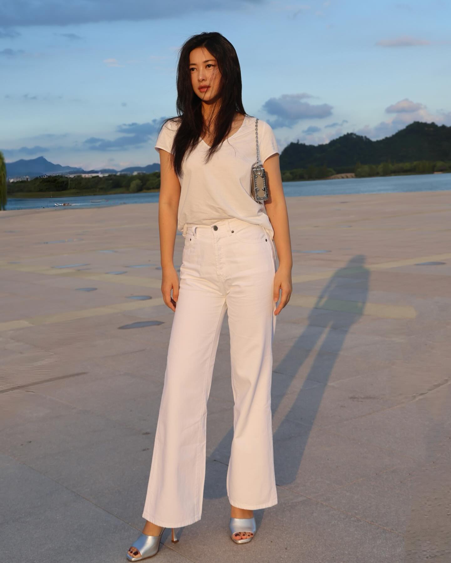 Tiểu thư Bắc Kinh 42 tuổi vẫn đẹp kiều diễm: Style tối giản nhưng sang đến từng khung hình