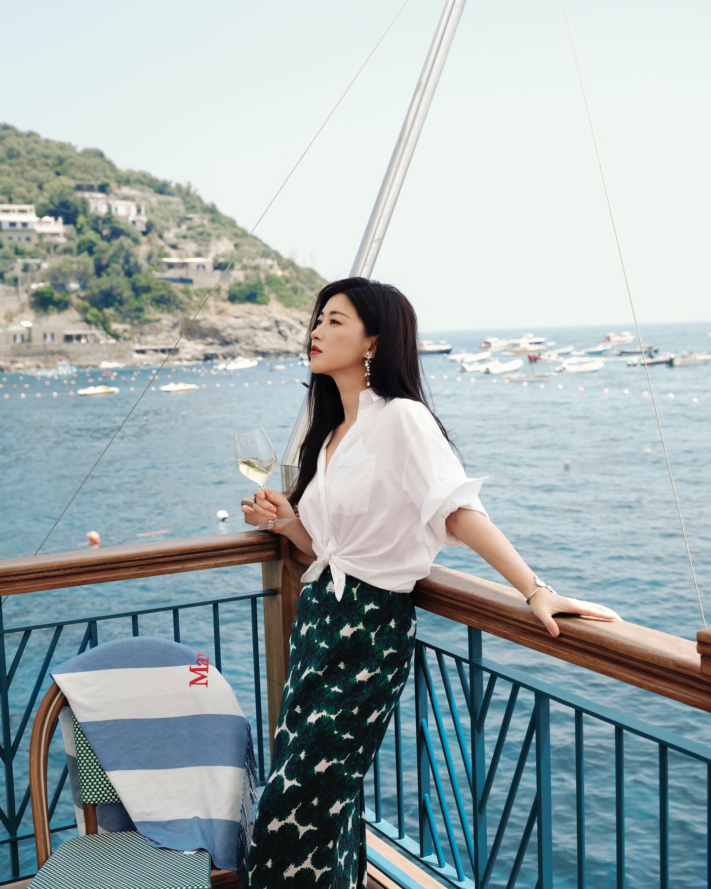 Tiểu thư Bắc Kinh 42 tuổi vẫn đẹp kiều diễm: Style tối giản nhưng sang đến từng khung hình