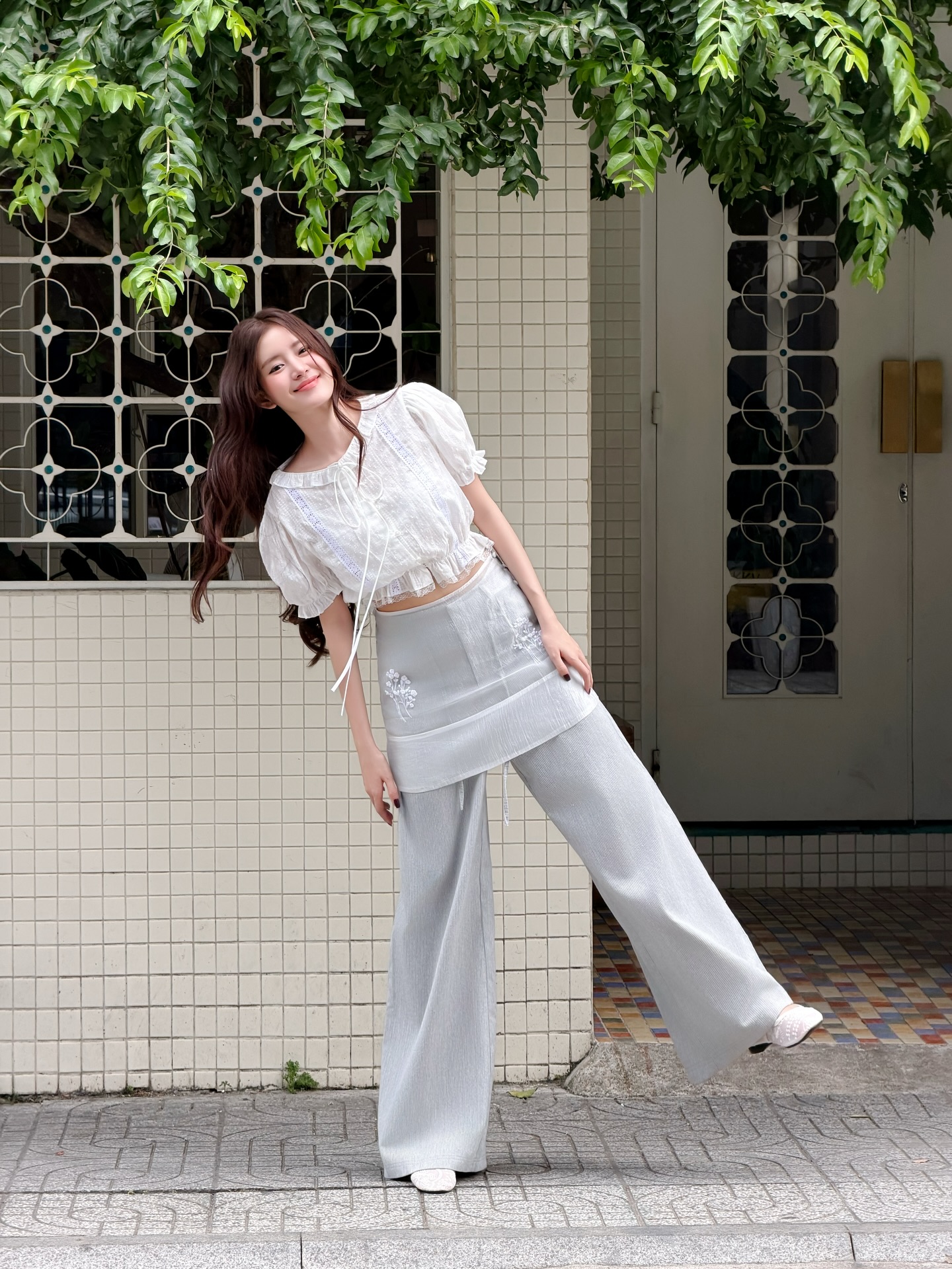 Nữ diễn viên Việt có nụ cười tươi rói như nắng hạ, đã xinh còn mặc đẹp hết nấc
