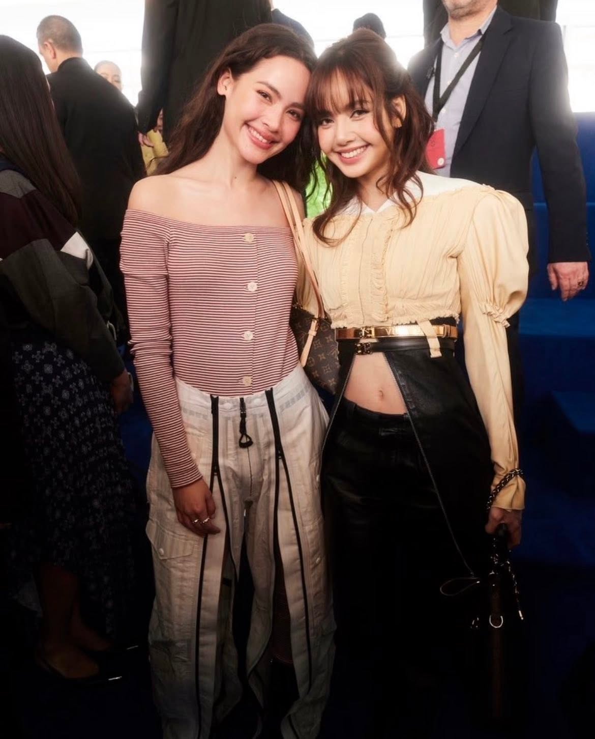 Hoá ra Lisa đi đám cưới đồng nghiệp cũng như chúng ta: Váy lụa đơn giản mà sang, cười tít mắt từ đầu đến cuối