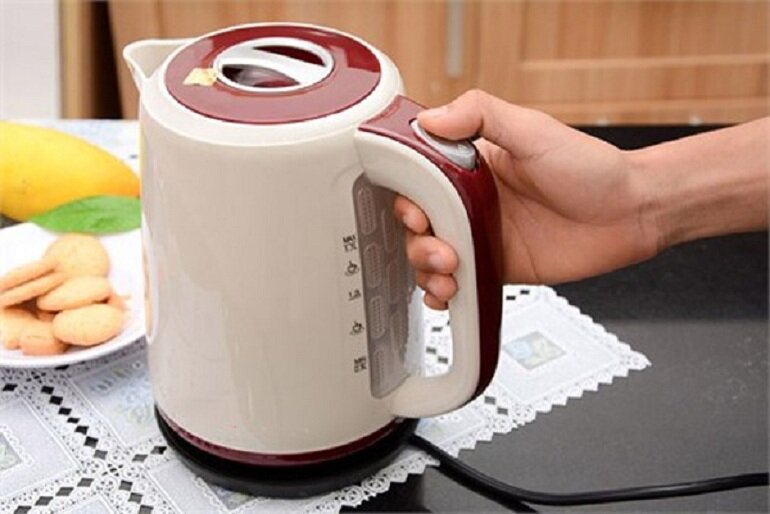 Có nên dùng ấm siêu tốc để luộc trứng?