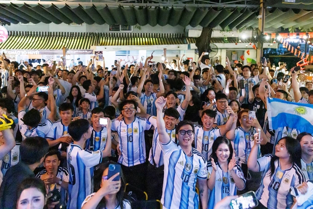 Chỉ trong vỏn vẹn 90 phút, hàng nghìn con người xa lạ có thể cùng cười, cùng reo hò, cùng tiếc nuối như thể đã quen nhau từ rất lâu. Ảnh: Viết Thanh.