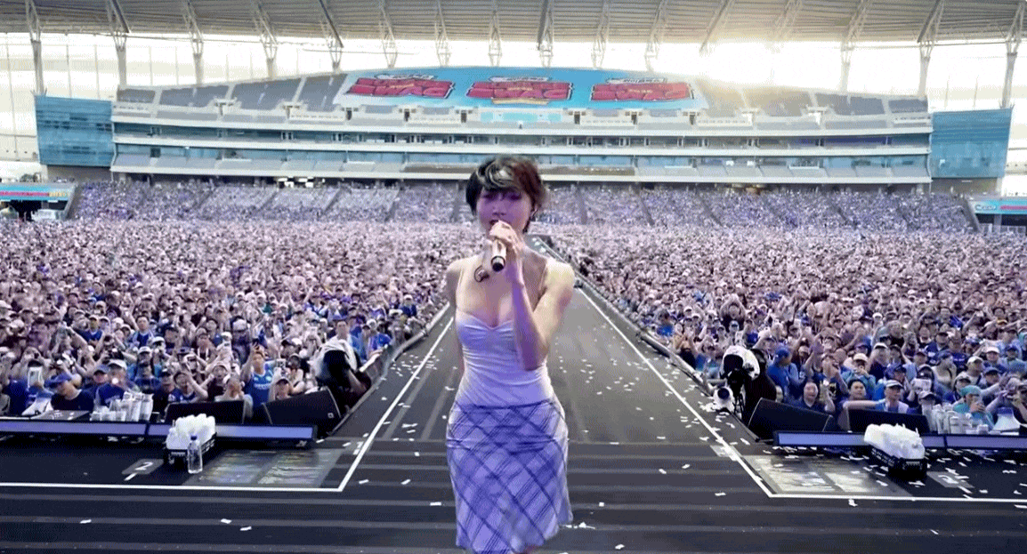 Hwasa thoái mái tự tin trên sân khấu