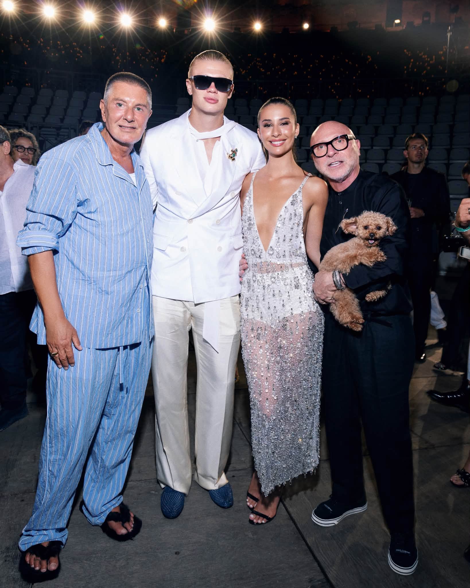 Erling Haaland và bạn gái chụp ảnh cùng bộ đôi NTK Domenico Dolce - Stefano Gabbana