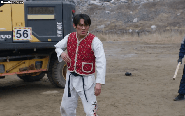 Ông chú Taekwondo cũng giải quyết gọn ghẽ đám tay chân của Ju Gang Chan.