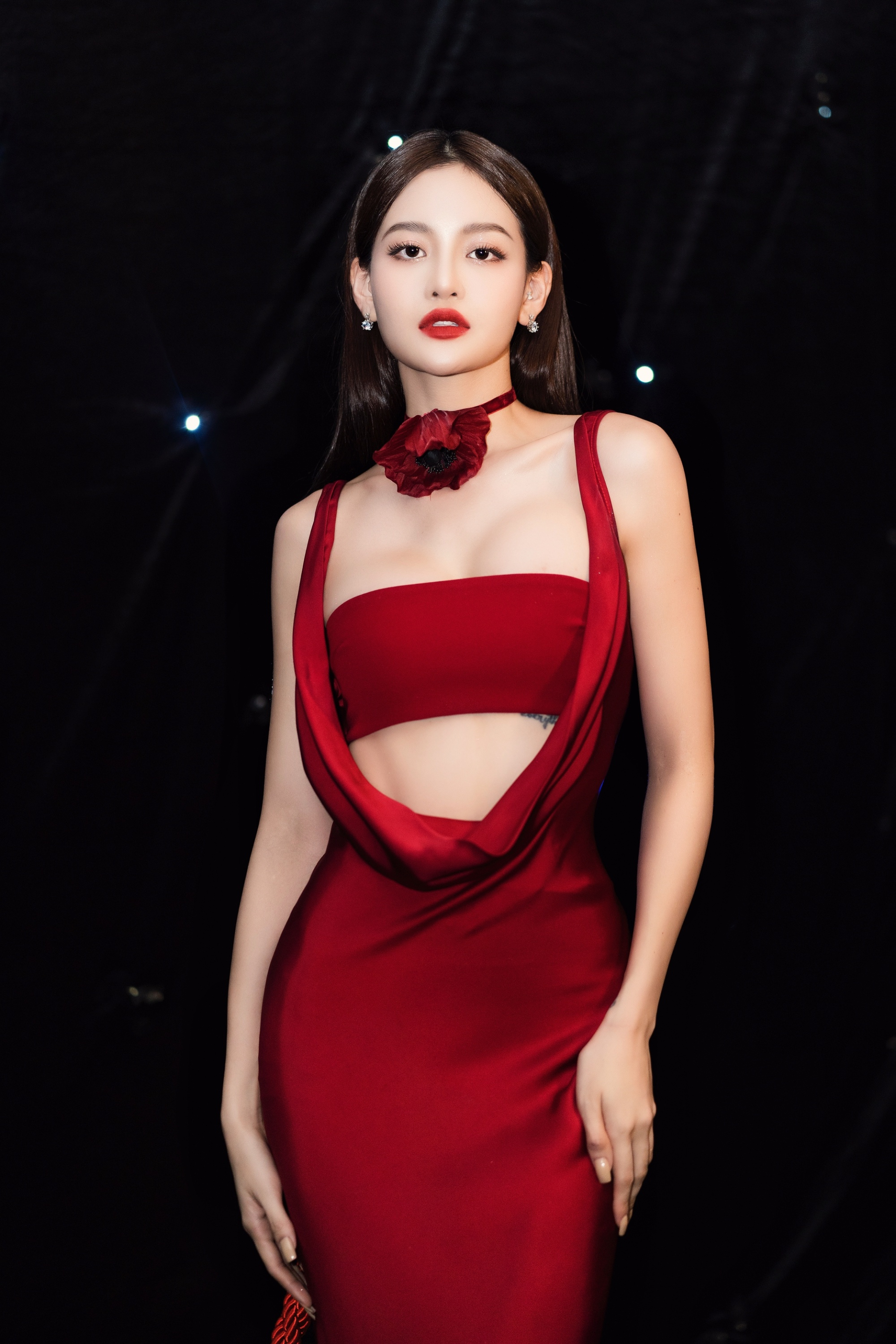 Nữ diễn viên Việt bị ví như quái vật vì khác người, giờ là viên ngọc quý đẹp sang ai nhìn cũng mê