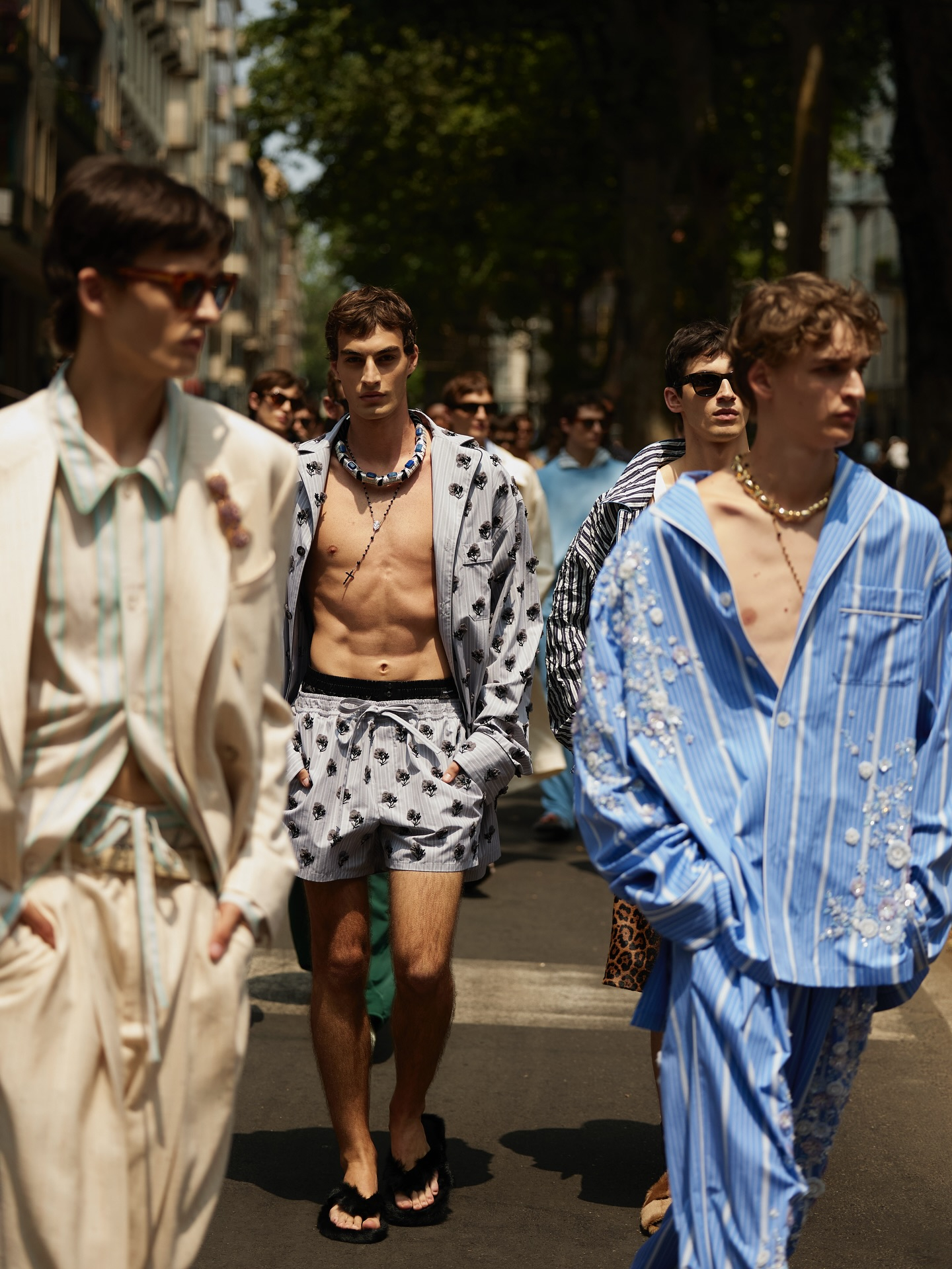 Dàn trai tráng 6 múi mặc pyjama ùn ùn kéo ra đường phố Ý là ý tưởng của D&G cho BST Pyjama Boys.