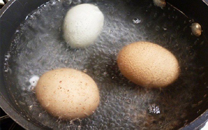 Có nên dùng ấm siêu tốc để luộc trứng?