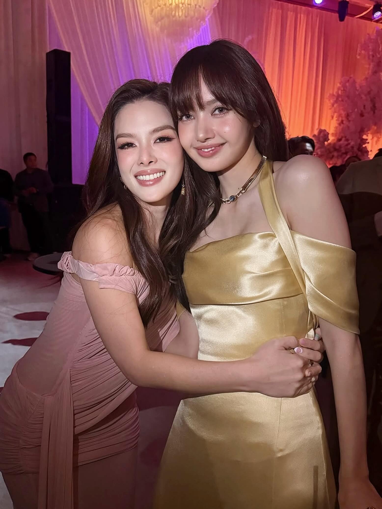 Hoá ra Lisa đi đám cưới đồng nghiệp cũng như chúng ta: Váy lụa đơn giản mà sang, cười tít mắt từ đầu đến cuối
