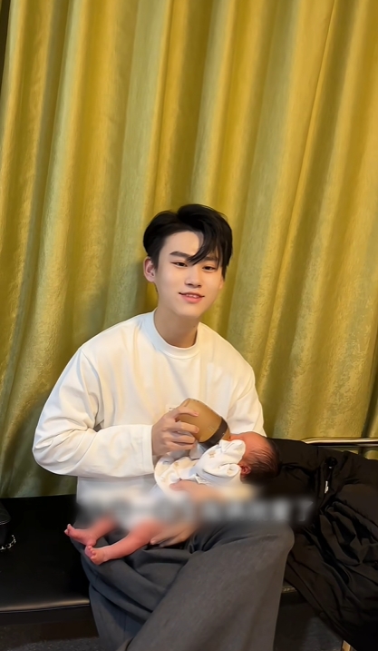 Người chồng trẻ chu đáo, yêu thương vợ con.