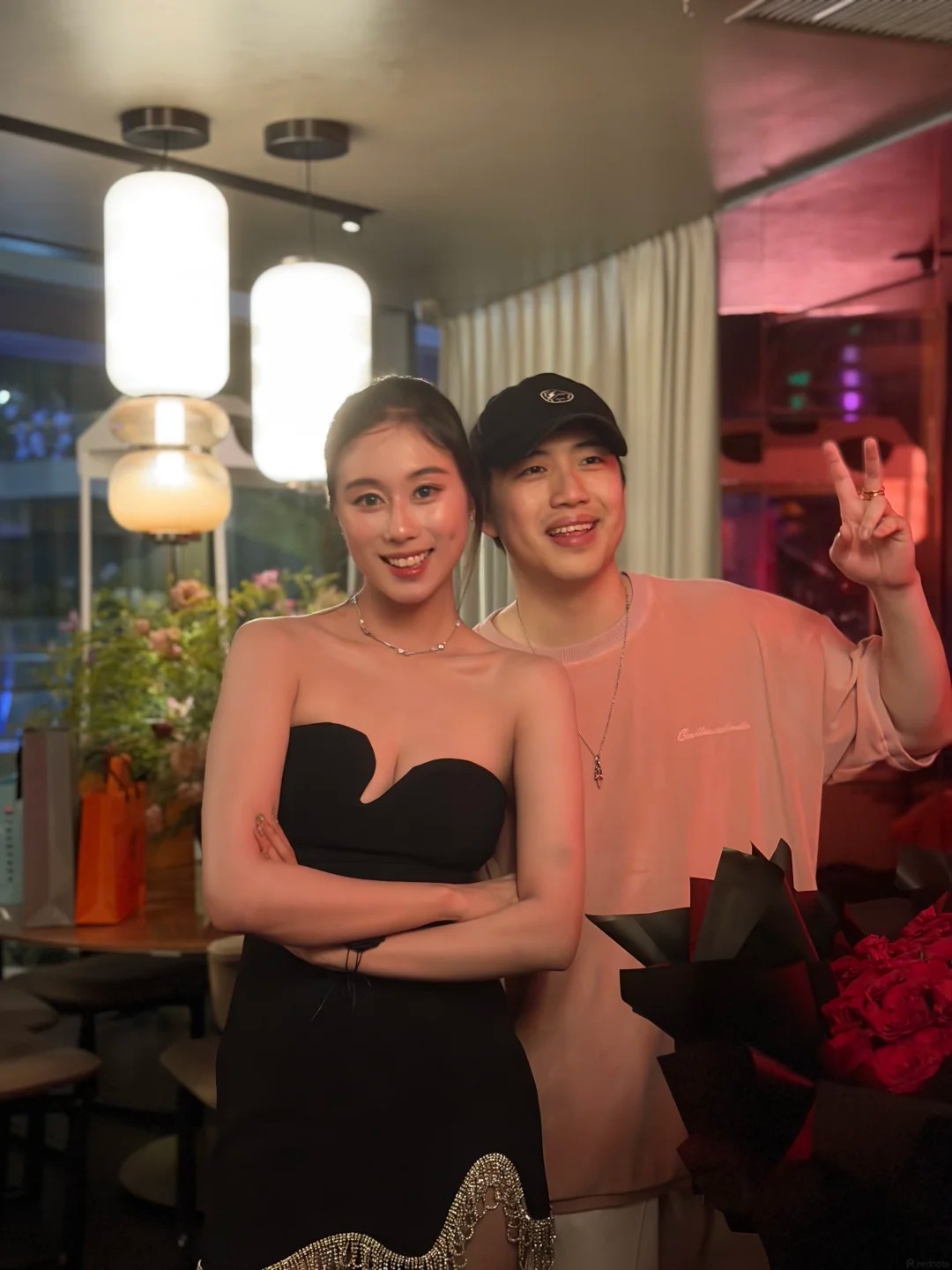 Bức ảnh được cô đăng tải trên Xiaohongshu, lại còn là bức ảnh duy nhất chụp chung 1-1 với một chàng trai tại bữa tiệc được công khai làm dấy lên tin đồn.