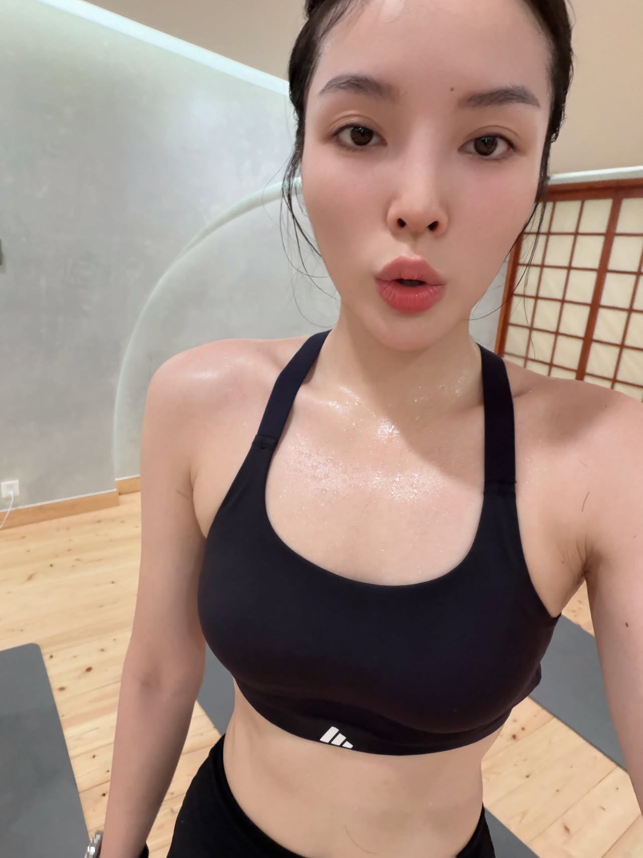 Kỳ Duyên chia sẻ hình ảnh mồ hôi sau buổi tập.