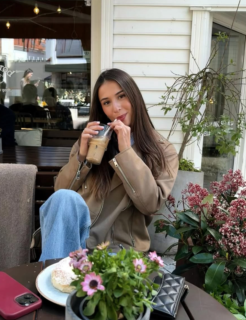 Bảng màu Isabel yêu thích cũng khá đặc trưng của các cô gái Bắc Âu: trắng, đen, xám, denim xanh, nâu chocolate, beige hay đỏ burgundy. Cô gần như không trang điểm đậm, giữ mái tóc nâu hạt dẻ tự nhiên và chỉ sử dụng trang sức ở mức vừa đủ.