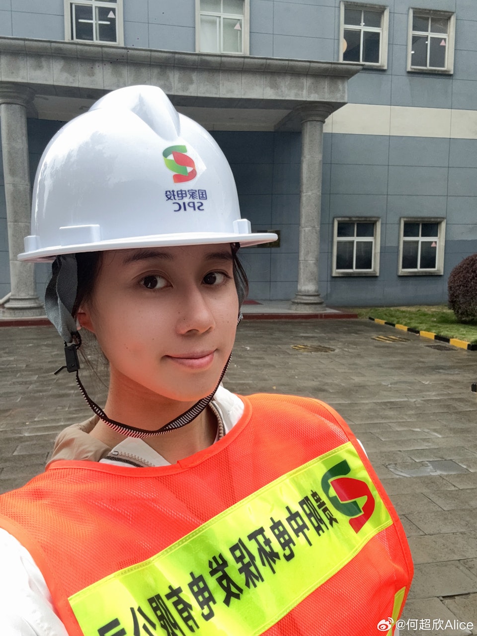 Gần đây cô còn đi thực tế ở công trường.