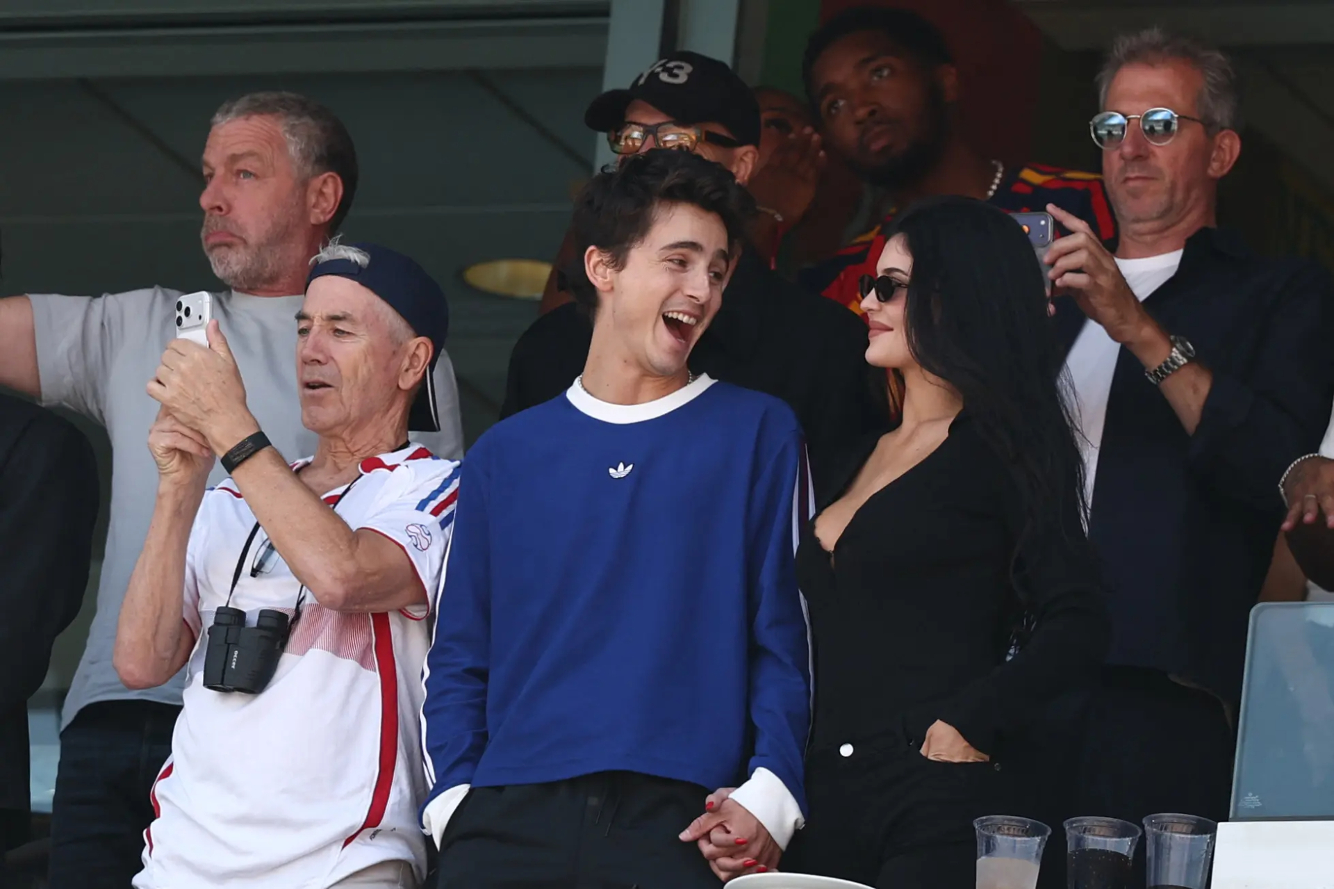 Vì sao mỹ nhân Trò Chơi Con Mực là người rước cúp vàng World Cup, còn Timothée Chalamet đem quả bóng định đoạt ra sân?