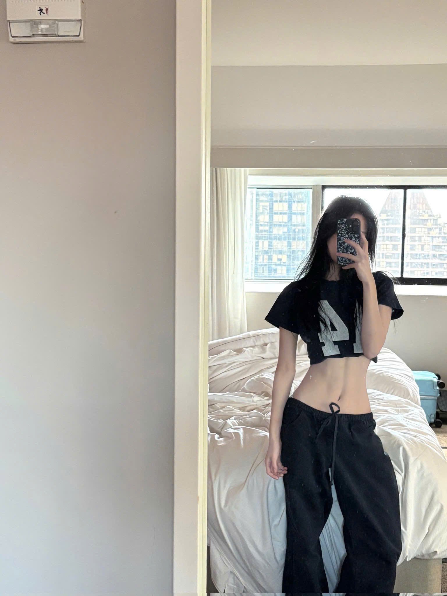 Mỹ nữ gập bụng 800 lần/ngày: Mặt xinh như búp bê, body nuột nà mặc gì cũng đẹp