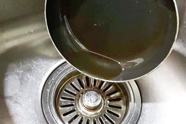 Có nên đổ dầu ăn vào bồn rửa bát?