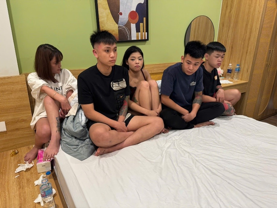 Các đối tượng bị bắt giữ khi đang sử dụng ma tuý