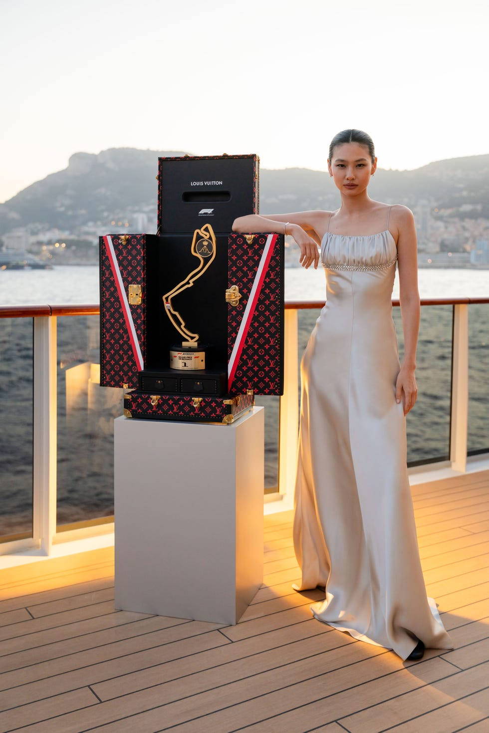Vì sao mỹ nhân Trò Chơi Con Mực là người rước cúp vàng World Cup, còn Timothée Chalamet đem quả bóng định đoạt ra sân?