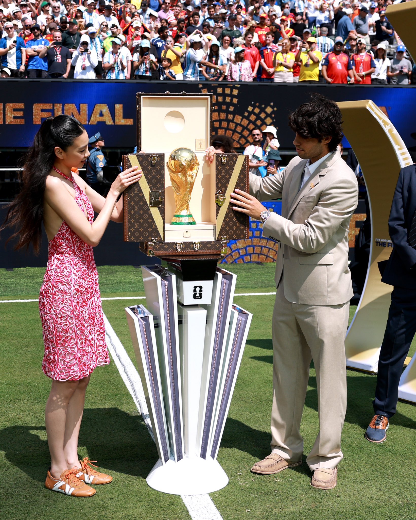 Vì sao mỹ nhân Trò Chơi Con Mực là người rước cúp vàng World Cup, còn Timothée Chalamet đem quả bóng định đoạt ra sân?