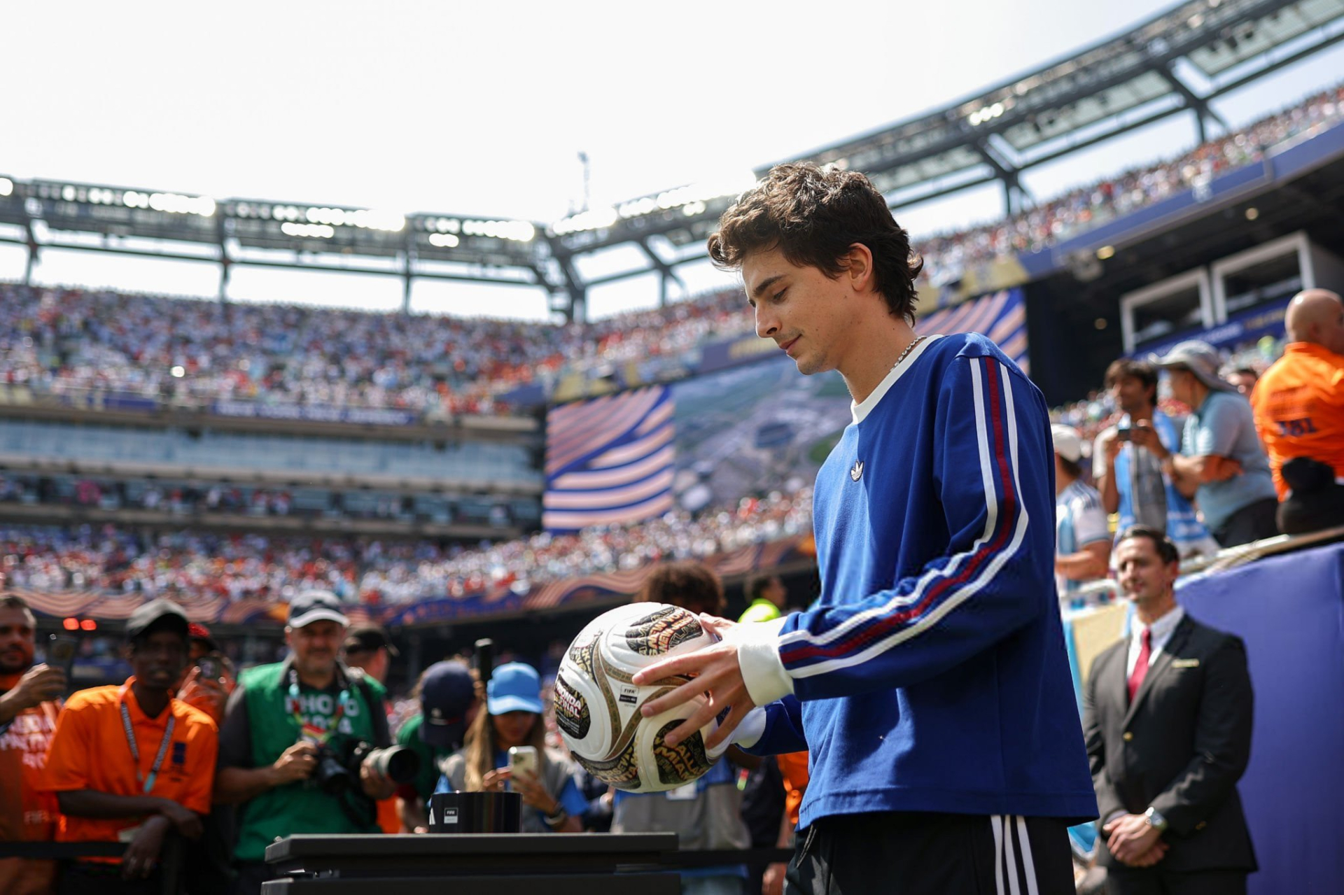 Vì sao mỹ nhân Trò Chơi Con Mực là người rước cúp vàng World Cup, còn Timothée Chalamet đem quả bóng định đoạt ra sân?