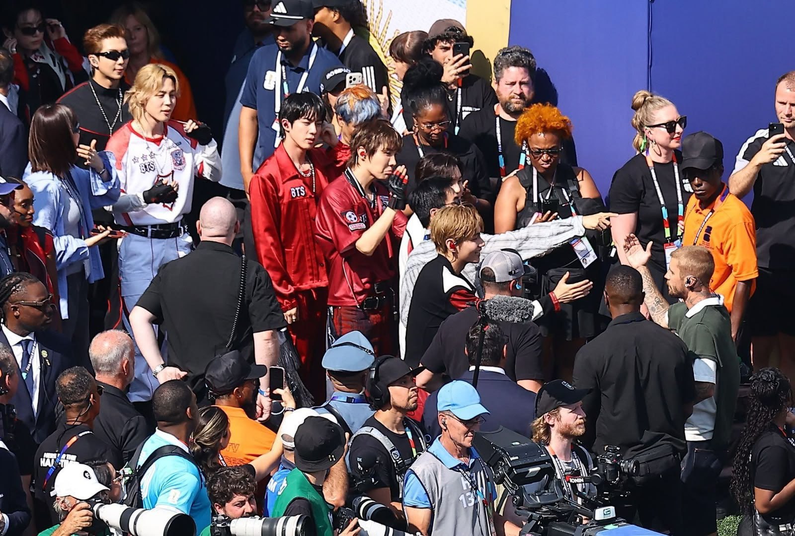 Justin Bieber có những tương tác thân thiết với BTS khi cả hai cùng biểu diễn tại World Cup