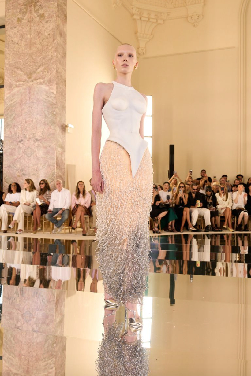 Ivy sải bước trong 5 show diễn trong tuần lễ Haute Couture vừa qua. Từ Schiaparelli với vị trí vedette...