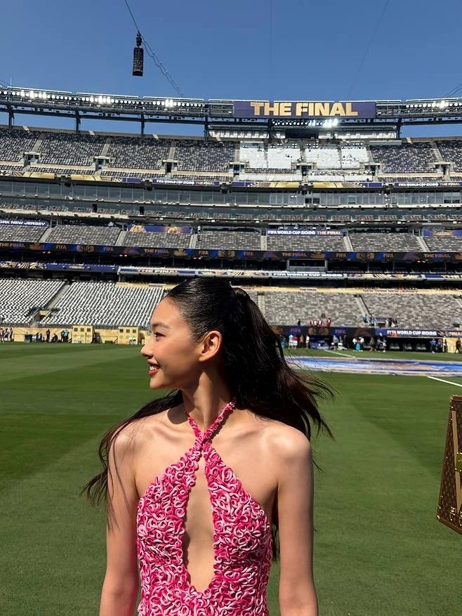 Jung Ho Yeon khoe vóc dáng mảnh mai cùng vẻ ngoài rạng rỡ tại Chung kết World Cup 2026.