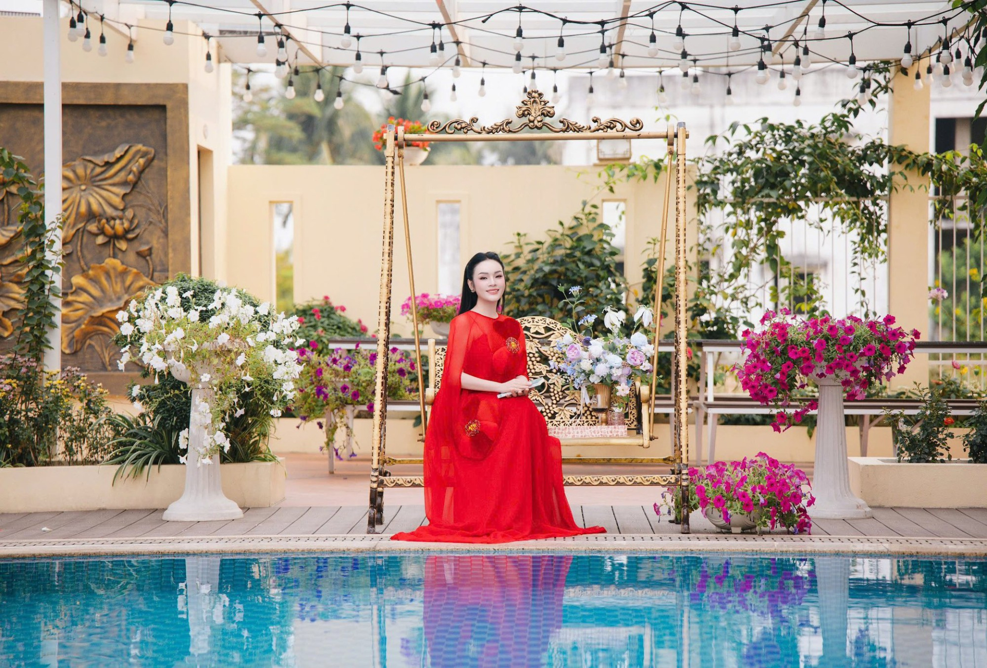 Nữ tiến sĩ hiếm hoi của showbiz Việt ở biệt thự rộng 1.000m² đẹp như resort, sống viên mãn bên chồng Viện trưởng