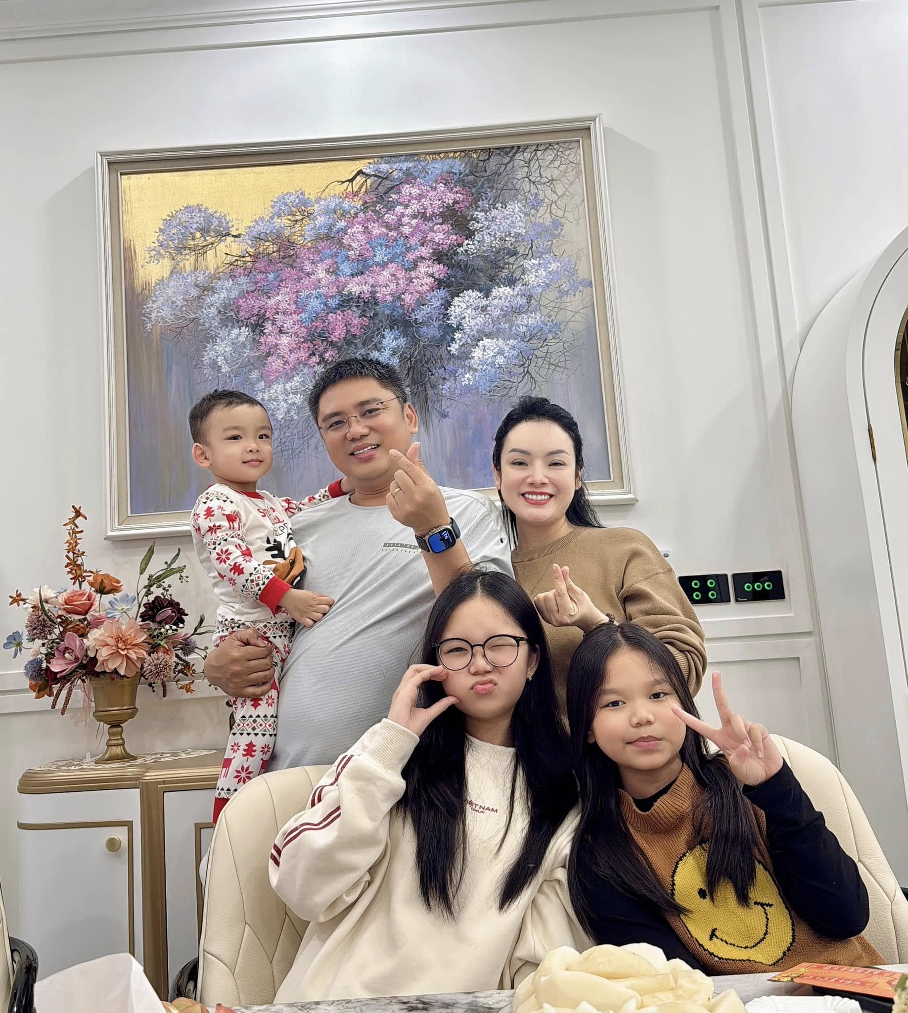 Nữ tiến sĩ cùng chồng và các con.