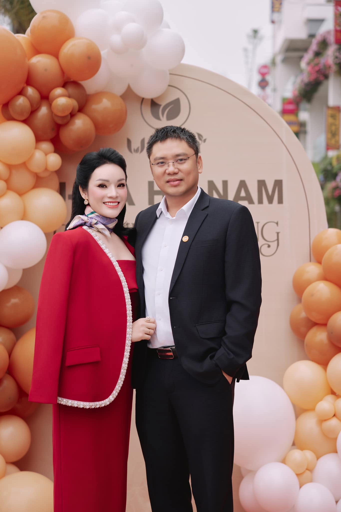 Tân Nhàn và ông xã Viện trưởng.