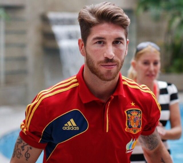 Ferrari cũ vẫn là Ferrari, Sergio Ramos có 40 tuổi vẫn nét