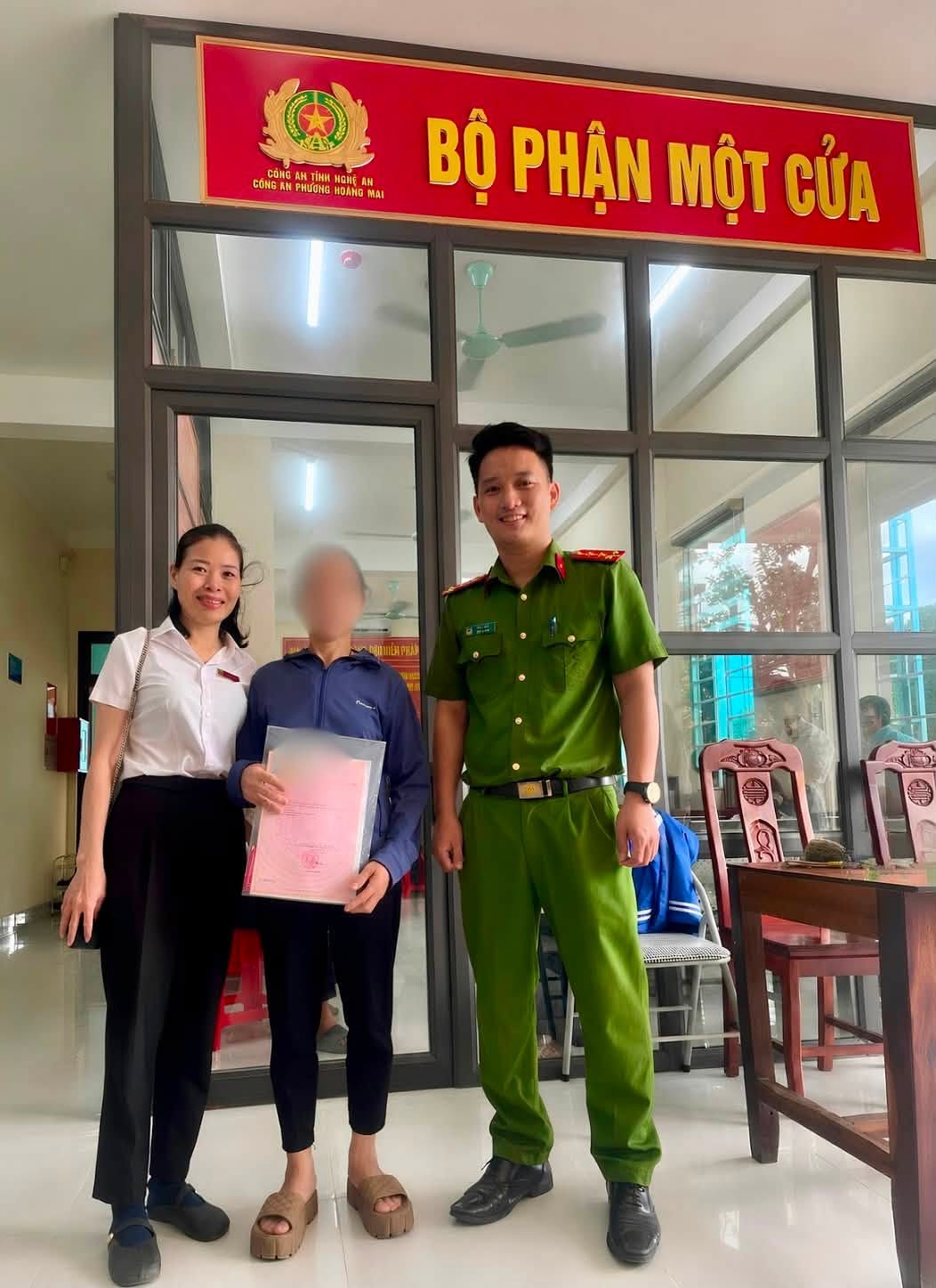 Người phụ nữ suýt cầm sổ đỏ vay 100 triệu đồng để nhận “kiện hàng 800.000 USD”. Ảnh: Công an phường Hoàng Mai
