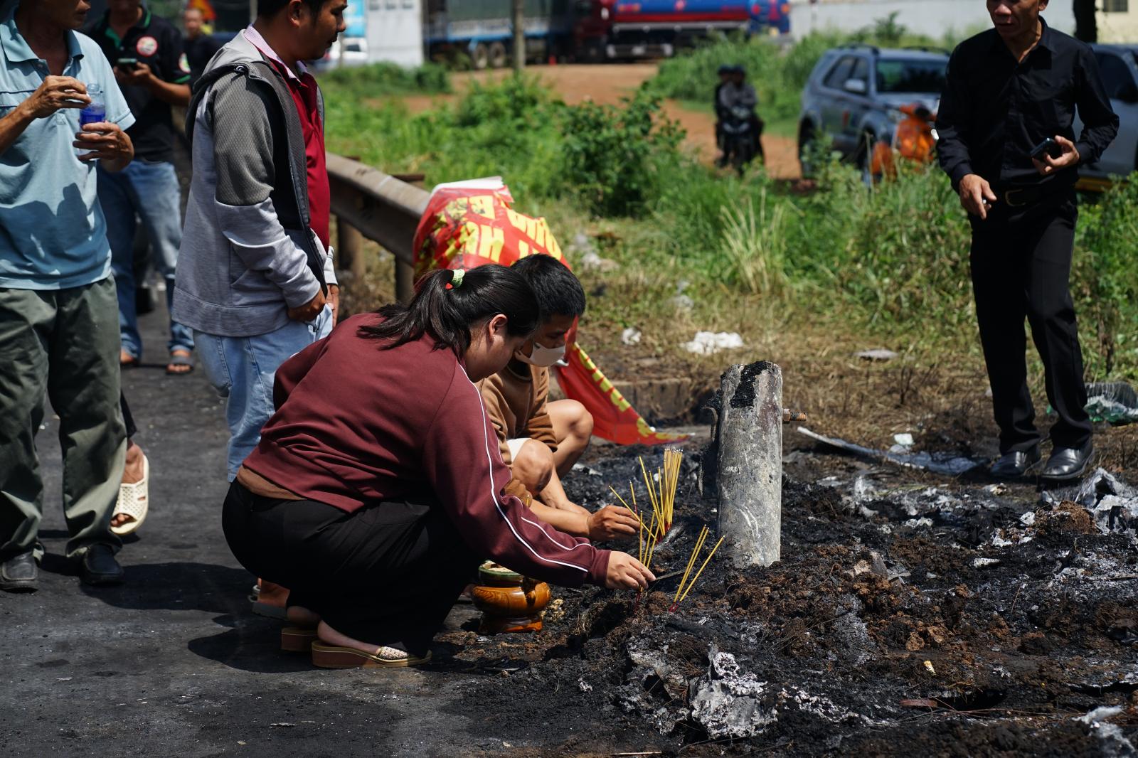 Hiện trường còn sót lại sau vụ tai nạn thương tâm (Ảnh: Di Anh)