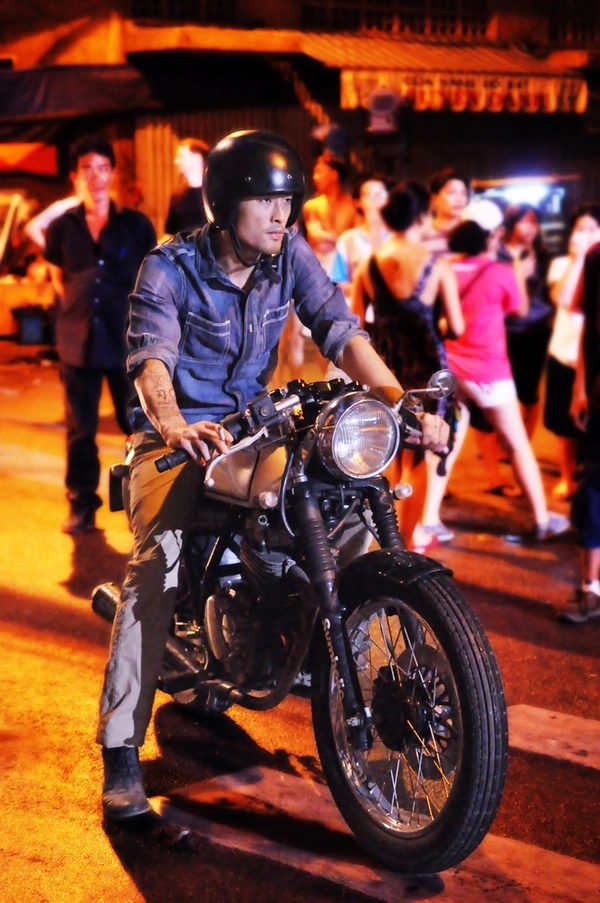 Johnny Trí Nguyễn phong trần, bụi bặm