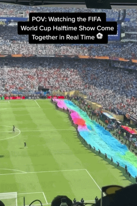 Rất nhiều nhân sự được điều động để set up sân khấu half time show trong một khoảng thời gian vô cùng ngắn